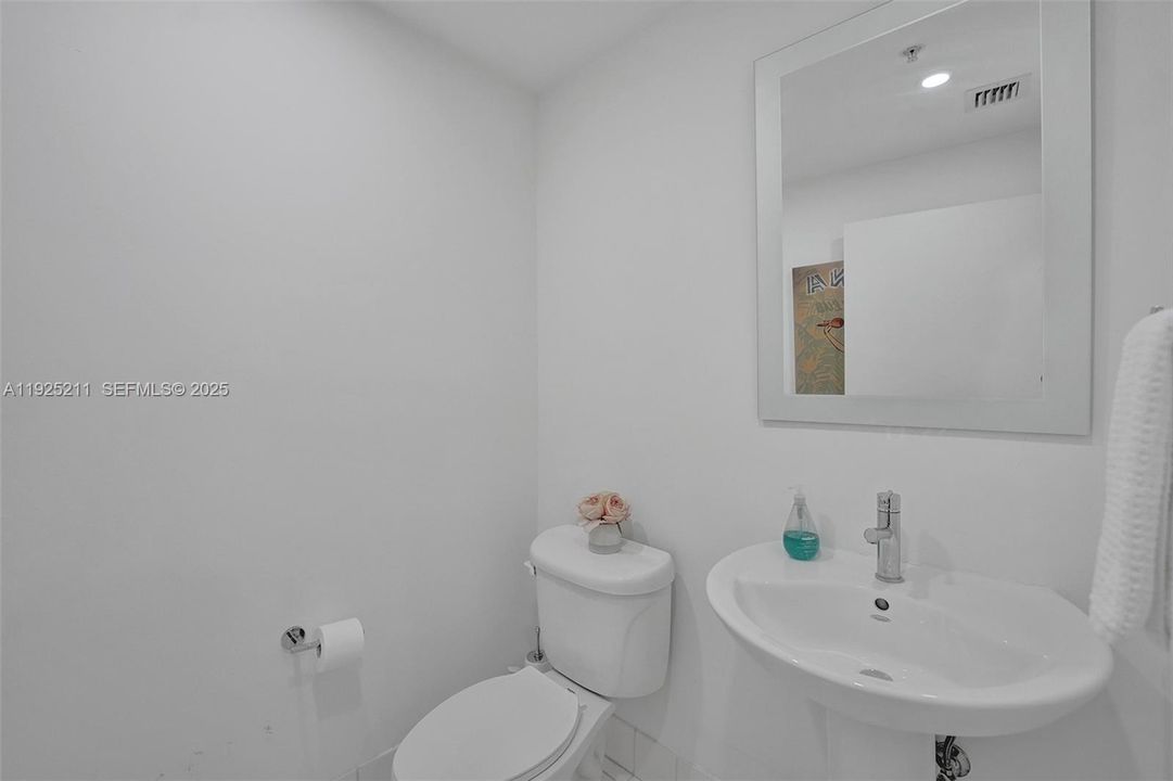 For Sale: $525,000 (1 beds, 1 baths, 773 Square Feet)