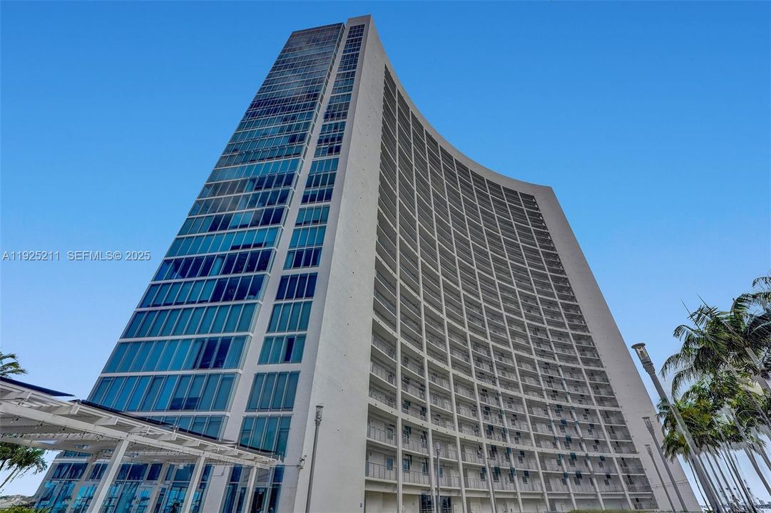 For Sale: $525,000 (1 beds, 1 baths, 773 Square Feet)