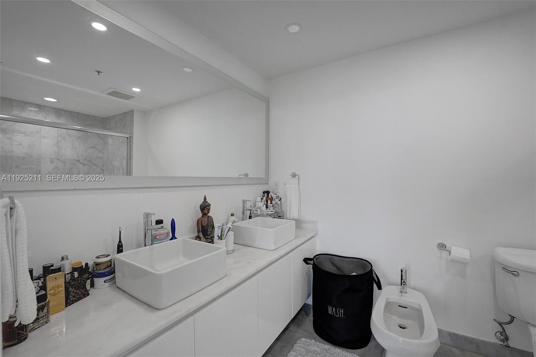 For Sale: $525,000 (1 beds, 1 baths, 773 Square Feet)