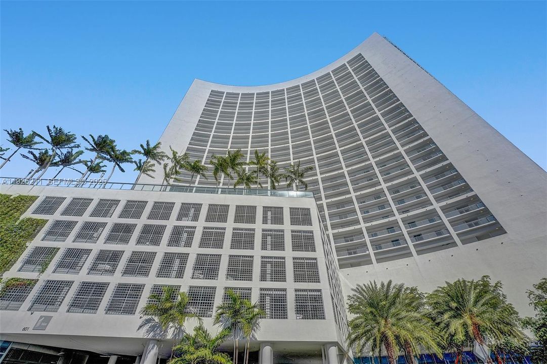 For Sale: $525,000 (1 beds, 1 baths, 773 Square Feet)