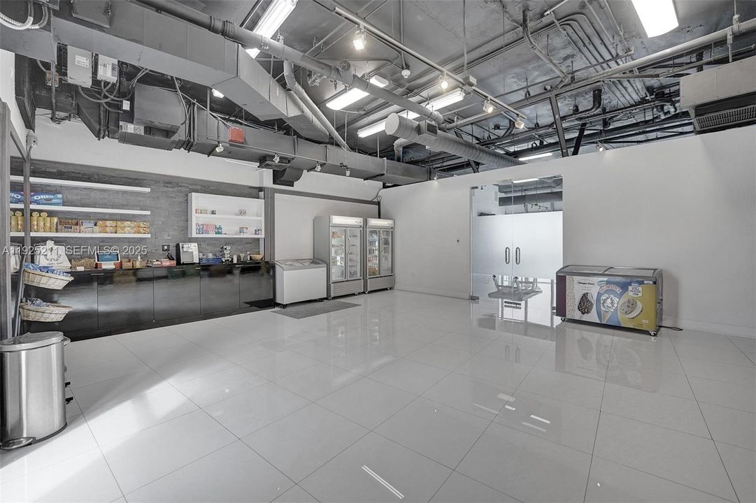 For Sale: $525,000 (1 beds, 1 baths, 773 Square Feet)