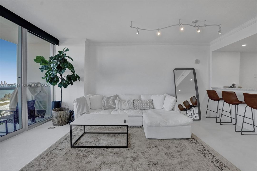 For Sale: $525,000 (1 beds, 1 baths, 773 Square Feet)