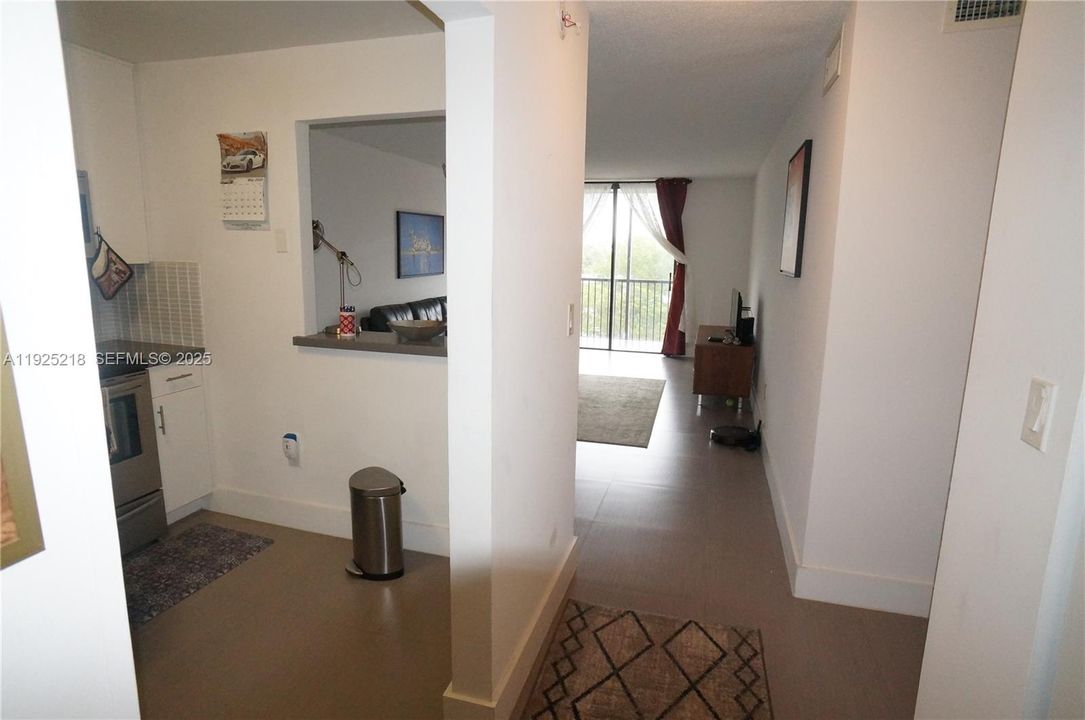 For Rent: $1,750 (1 beds, 1 baths, 720 Square Feet)