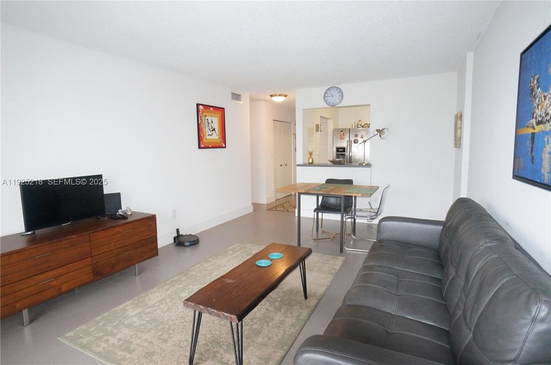 For Rent: $1,750 (1 beds, 1 baths, 720 Square Feet)