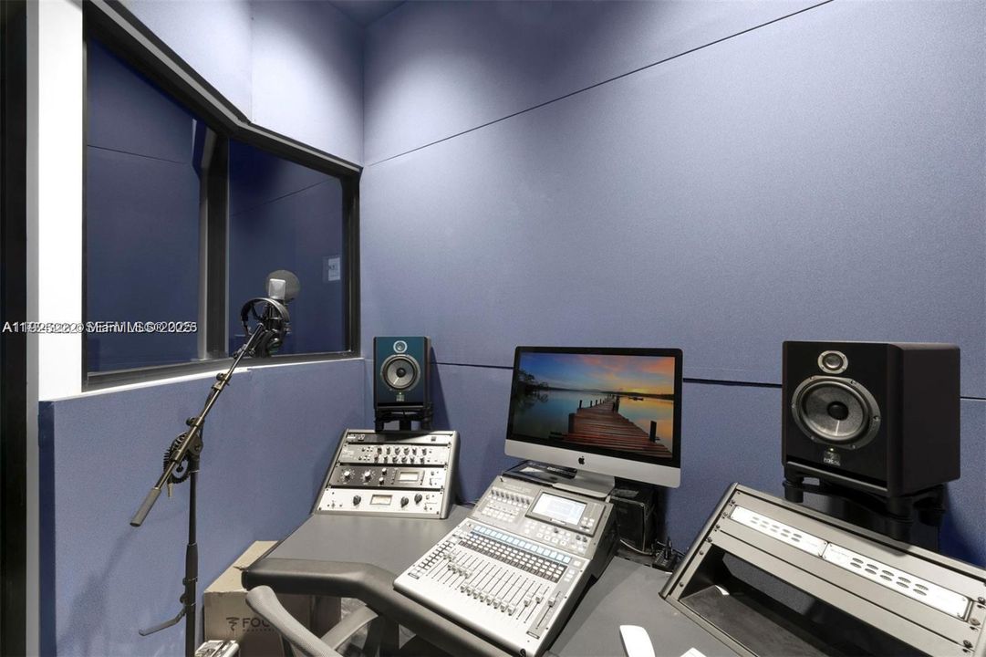 For Sale: $890,000 (2 beds, 3 baths, 1498 Square Feet)