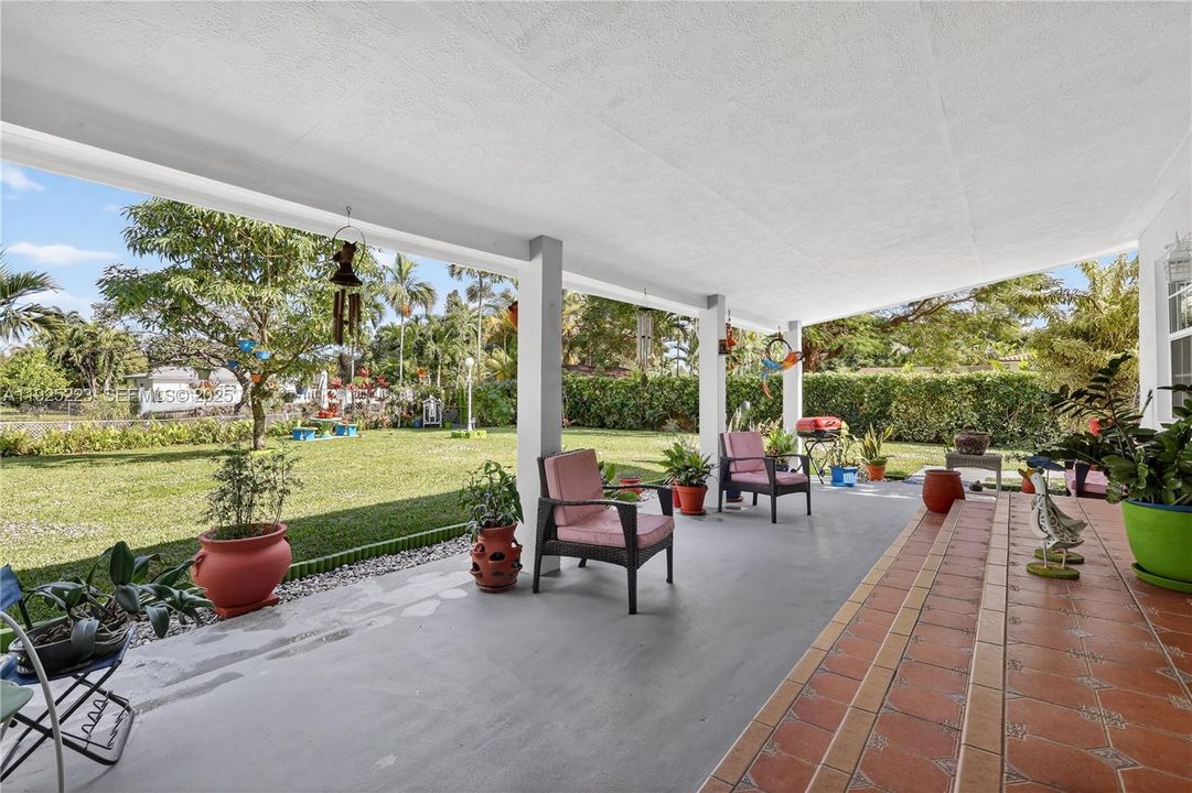 For Sale: $950,000 (5 beds, 3 baths, 2217 Square Feet)