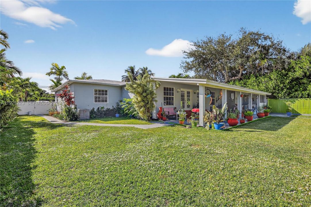 For Sale: $950,000 (5 beds, 3 baths, 2217 Square Feet)