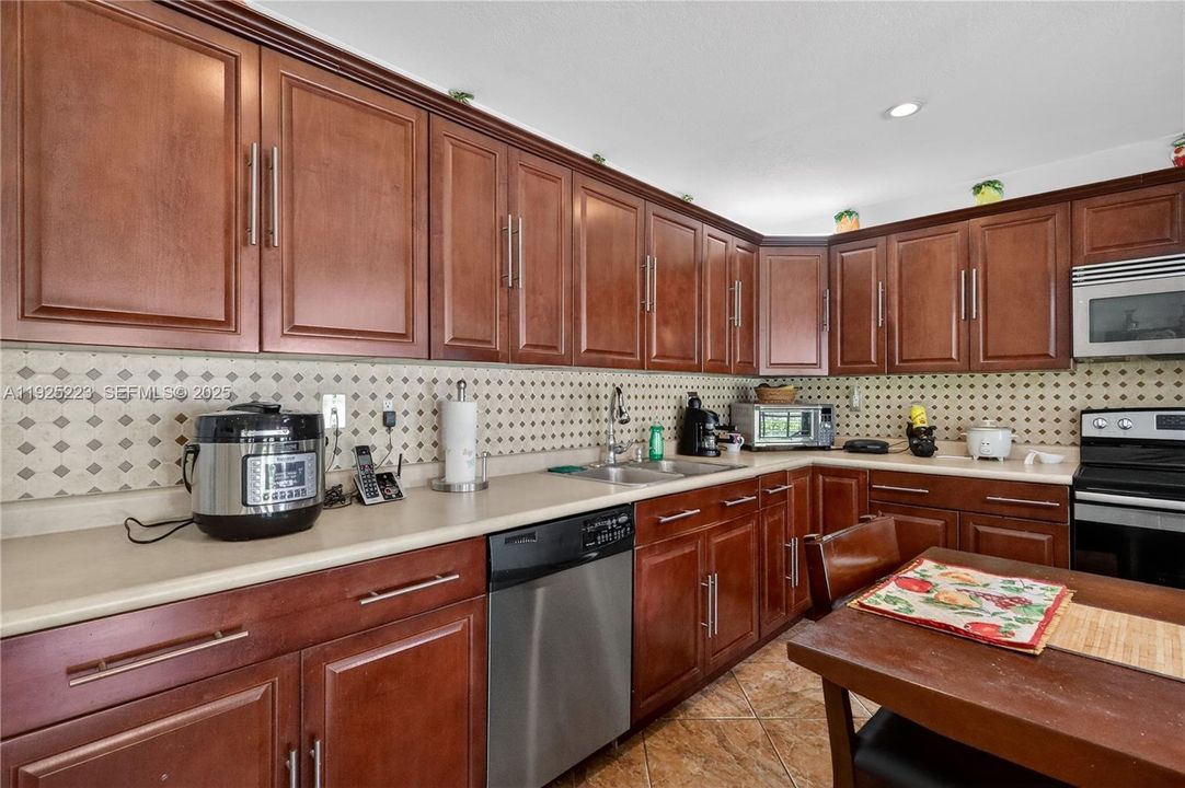 For Sale: $950,000 (5 beds, 3 baths, 2217 Square Feet)