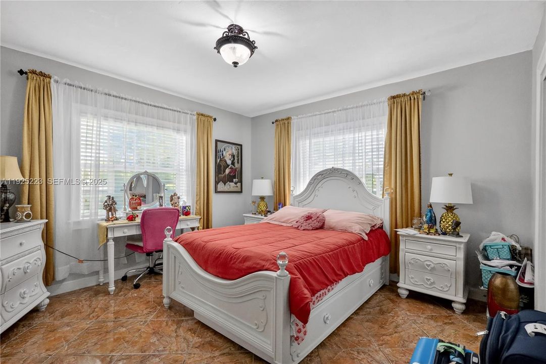 For Sale: $950,000 (5 beds, 3 baths, 2217 Square Feet)