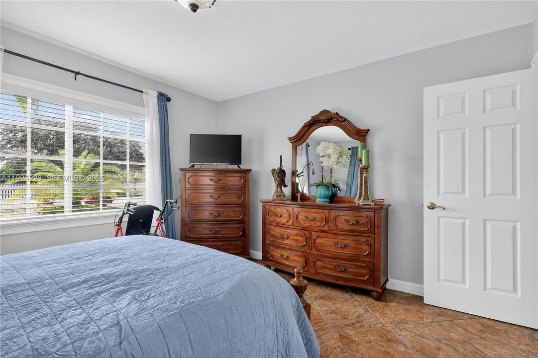 For Sale: $950,000 (5 beds, 3 baths, 2217 Square Feet)