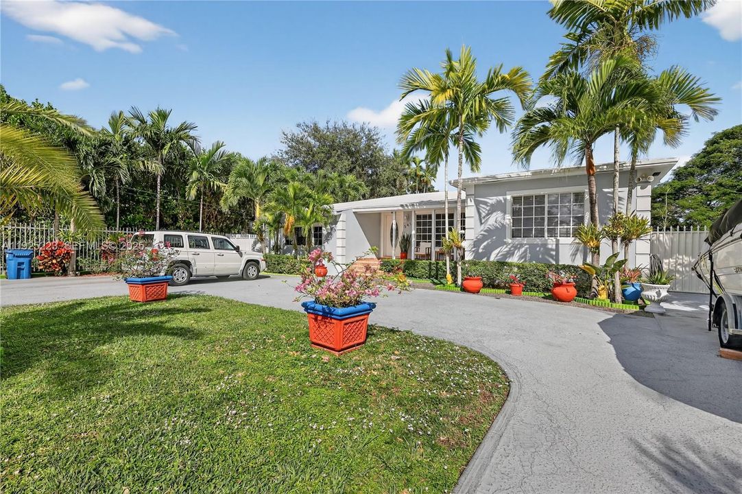 For Sale: $950,000 (5 beds, 3 baths, 2217 Square Feet)