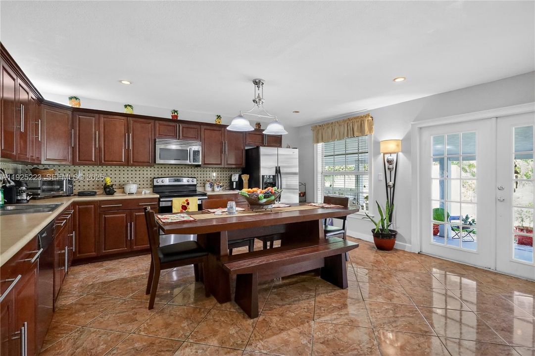 For Sale: $950,000 (5 beds, 3 baths, 2217 Square Feet)