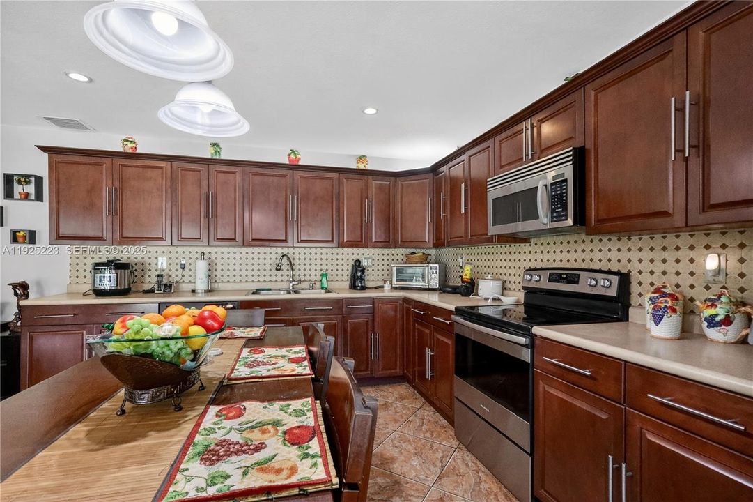 For Sale: $950,000 (5 beds, 3 baths, 2217 Square Feet)