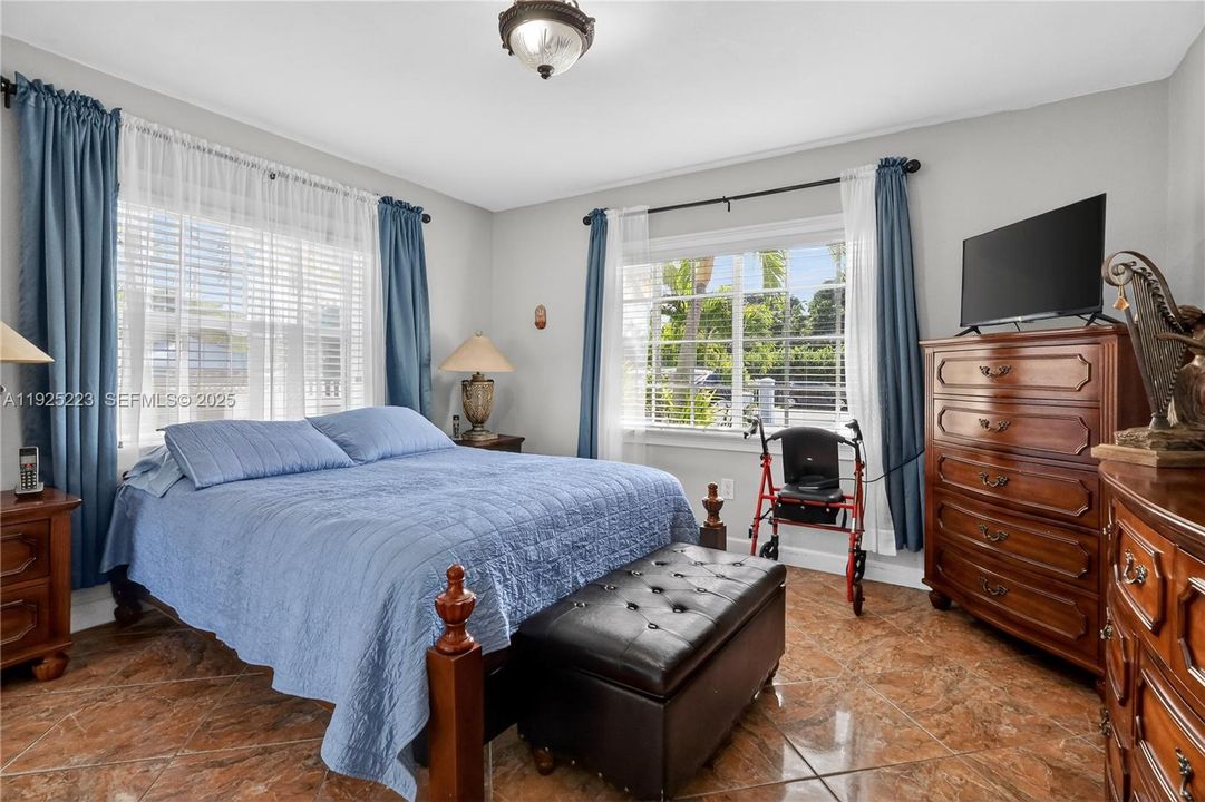 For Sale: $950,000 (5 beds, 3 baths, 2217 Square Feet)