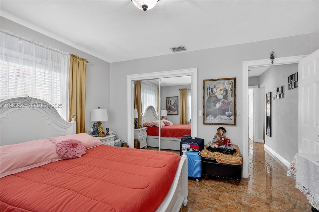 For Sale: $950,000 (5 beds, 3 baths, 2217 Square Feet)