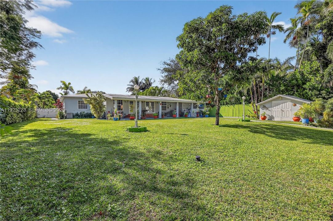 For Sale: $950,000 (5 beds, 3 baths, 2217 Square Feet)