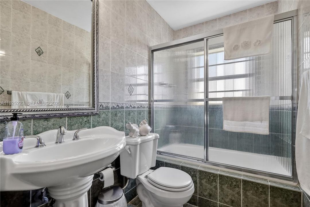 For Sale: $950,000 (5 beds, 3 baths, 2217 Square Feet)