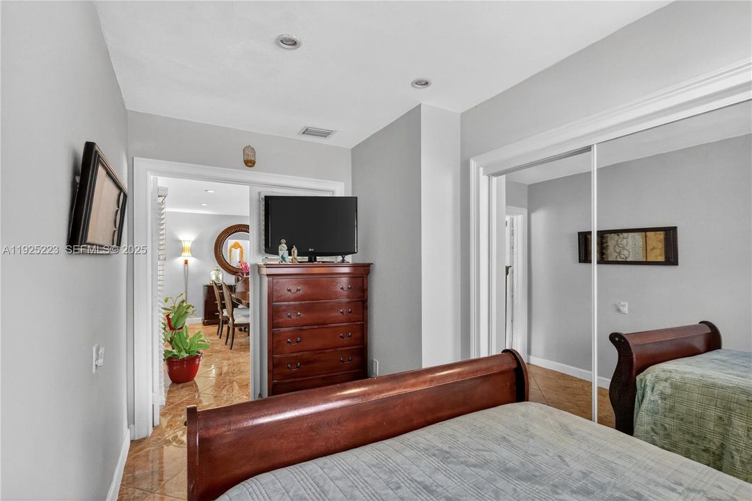 For Sale: $950,000 (5 beds, 3 baths, 2217 Square Feet)