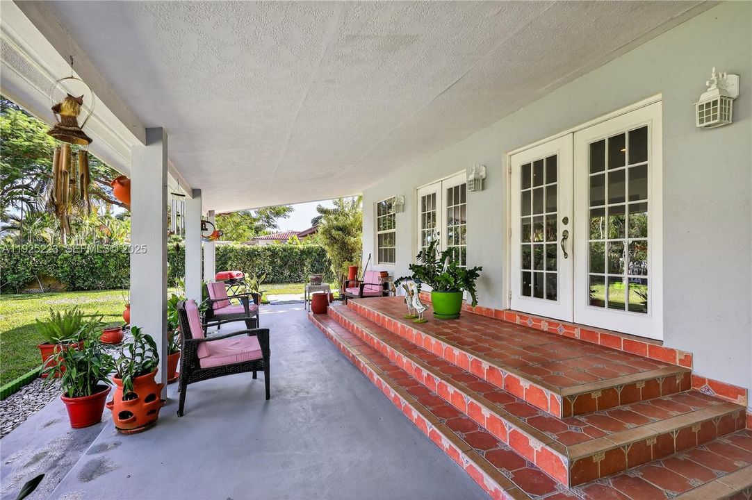 For Sale: $950,000 (5 beds, 3 baths, 2217 Square Feet)