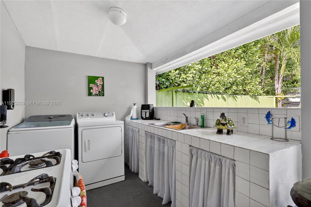 For Sale: $950,000 (5 beds, 3 baths, 2217 Square Feet)