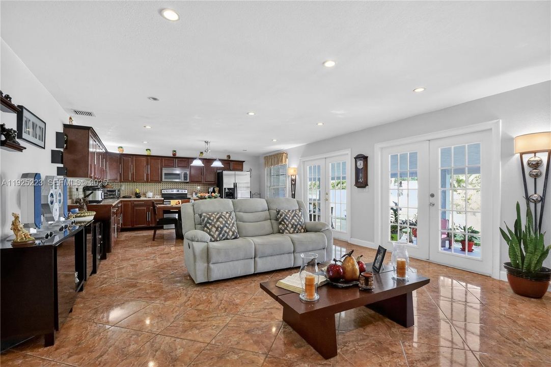 For Sale: $950,000 (5 beds, 3 baths, 2217 Square Feet)