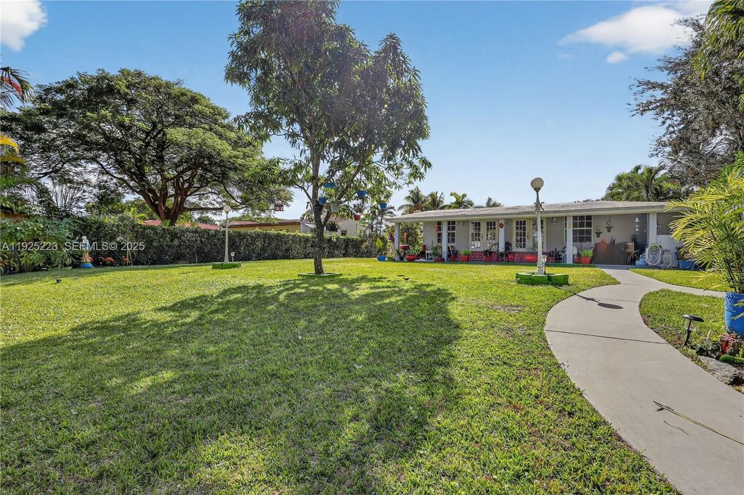 For Sale: $950,000 (5 beds, 3 baths, 2217 Square Feet)