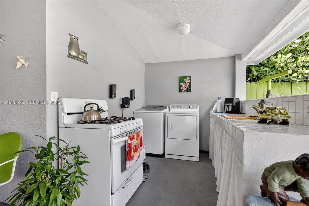 For Sale: $950,000 (5 beds, 3 baths, 2217 Square Feet)