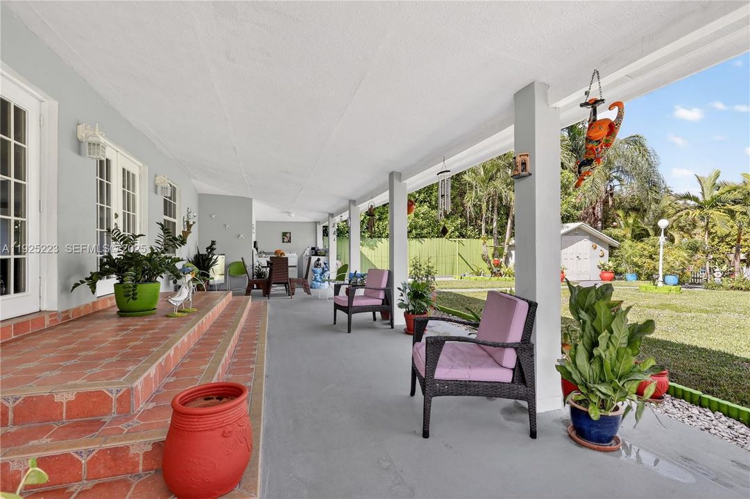 For Sale: $950,000 (5 beds, 3 baths, 2217 Square Feet)