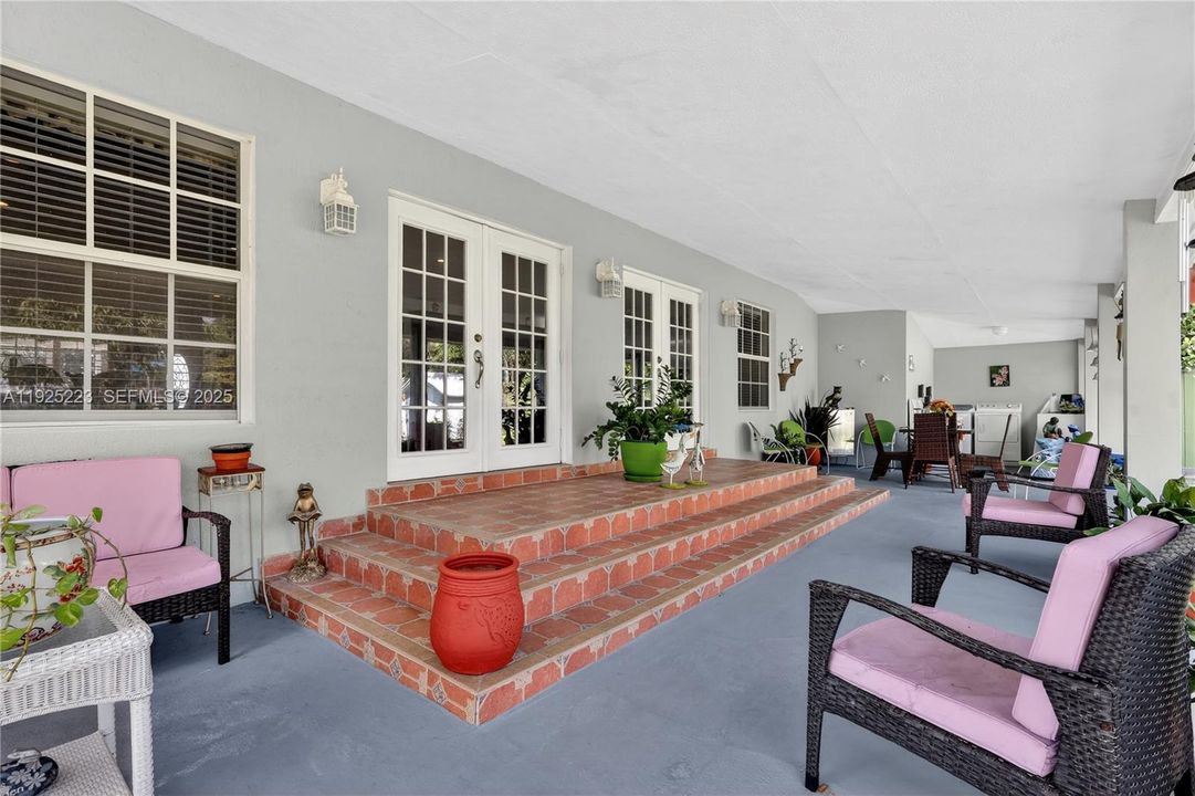 For Sale: $950,000 (5 beds, 3 baths, 2217 Square Feet)