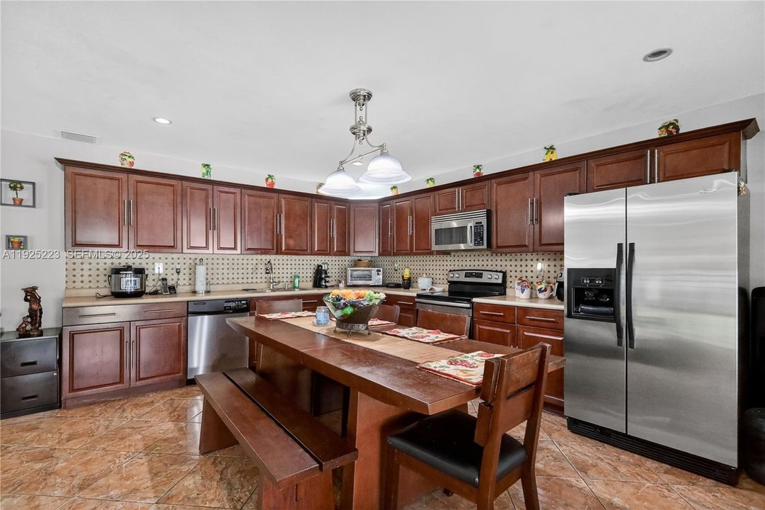 For Sale: $950,000 (5 beds, 3 baths, 2217 Square Feet)