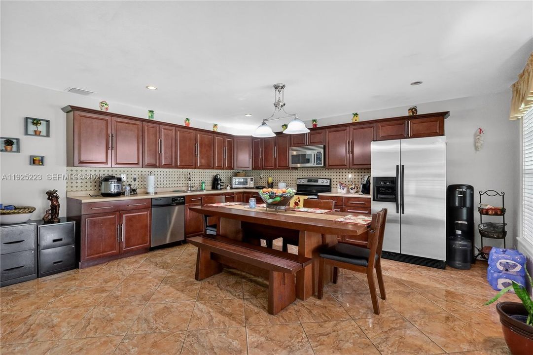 For Sale: $950,000 (5 beds, 3 baths, 2217 Square Feet)