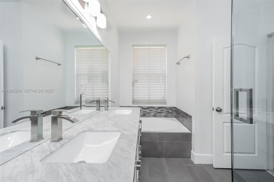 En Renta: $4,750 (3 camas, 3 baños, 1998 Pies cuadrados)