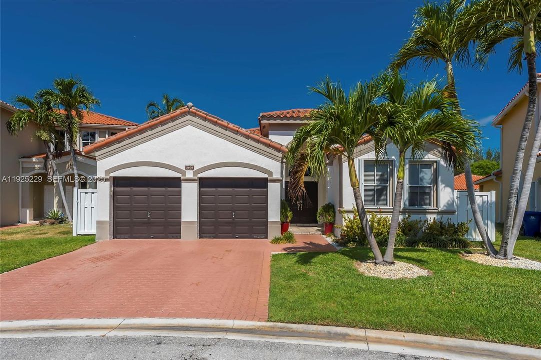 En Renta: $4,750 (3 camas, 3 baños, 1998 Pies cuadrados)