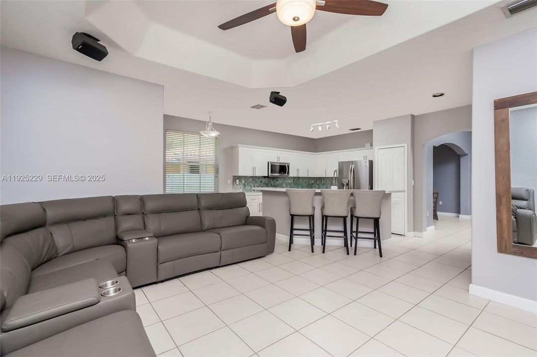 En Renta: $4,750 (3 camas, 3 baños, 1998 Pies cuadrados)