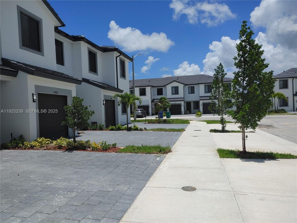 В аренду: $2,600 (3 спален, 2 ванн, 1718 Квадратных фут)