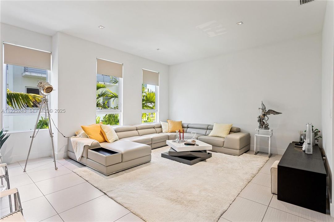 出租: $5,200 (4 贝兹, 3 浴室, 0 平方英尺)