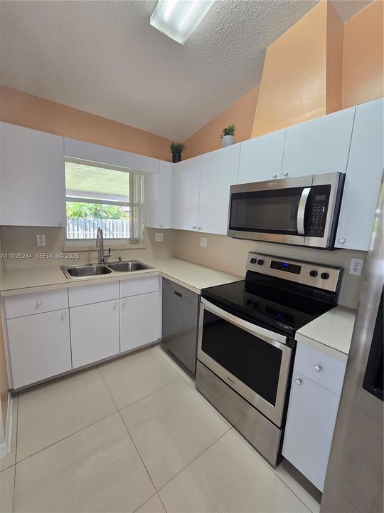 Active With Contract: $3,500 (3 beds, 2 baths, 1561 Square Feet)