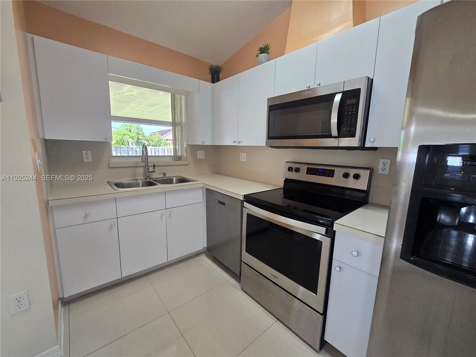 For Rent: $3,500 (3 beds, 2 baths, 1561 Square Feet)