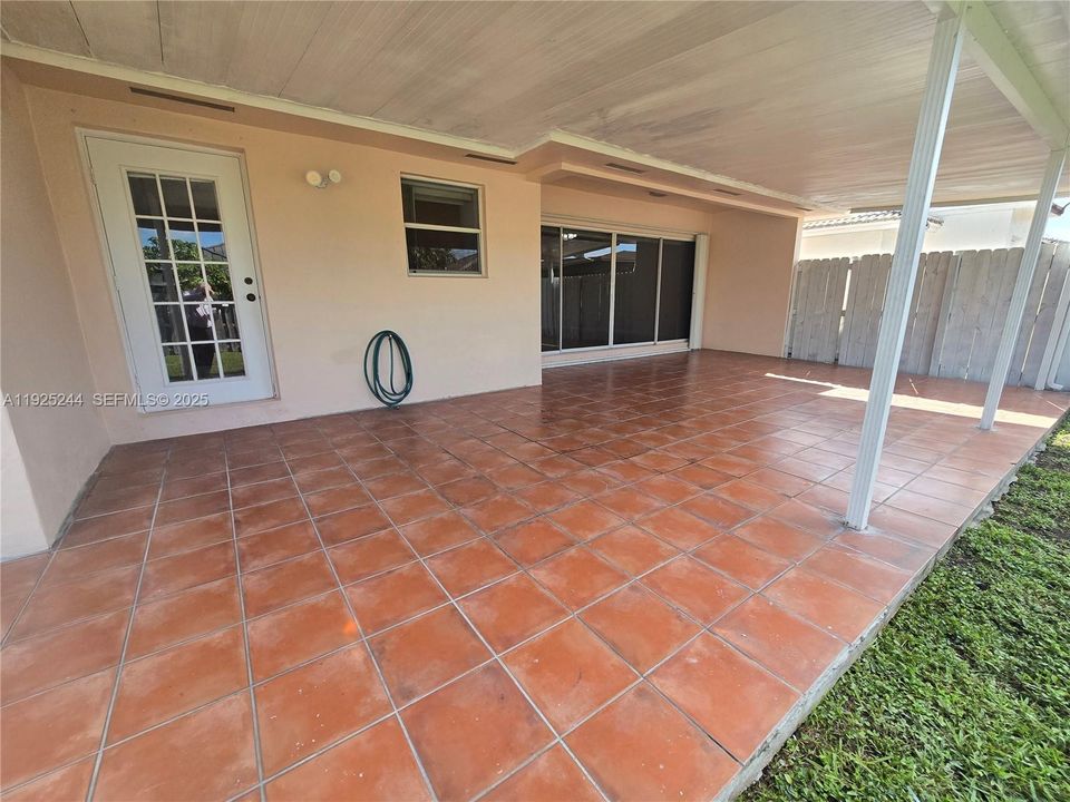 Active With Contract: $3,500 (3 beds, 2 baths, 1561 Square Feet)