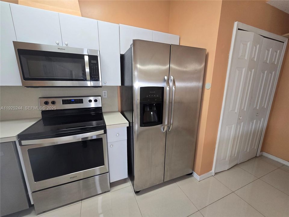 For Rent: $3,500 (3 beds, 2 baths, 1561 Square Feet)