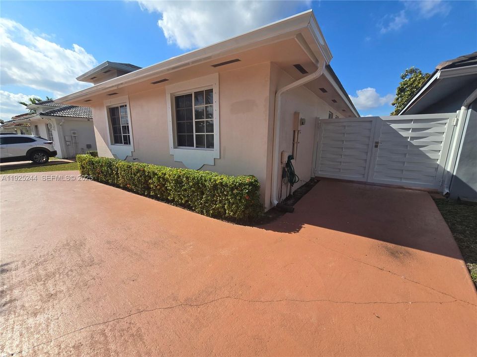 For Rent: $3,500 (3 beds, 2 baths, 1561 Square Feet)