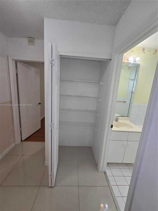 Active With Contract: $3,500 (3 beds, 2 baths, 1561 Square Feet)