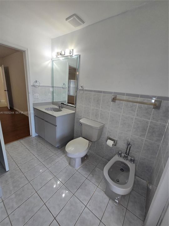 Active With Contract: $3,500 (3 beds, 2 baths, 1561 Square Feet)