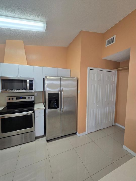 Active With Contract: $3,500 (3 beds, 2 baths, 1561 Square Feet)