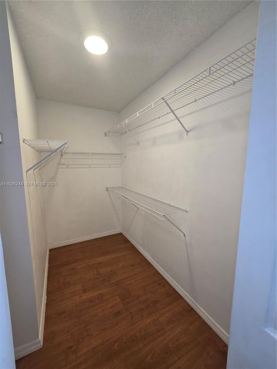 Active With Contract: $3,500 (3 beds, 2 baths, 1561 Square Feet)