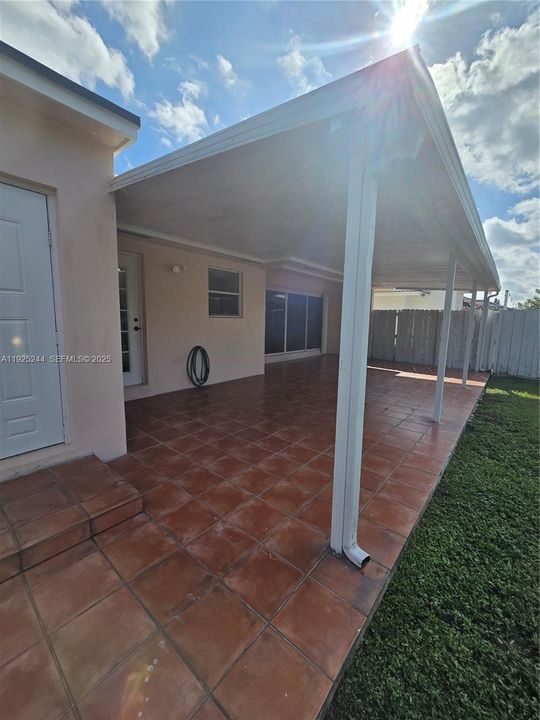 Active With Contract: $3,500 (3 beds, 2 baths, 1561 Square Feet)