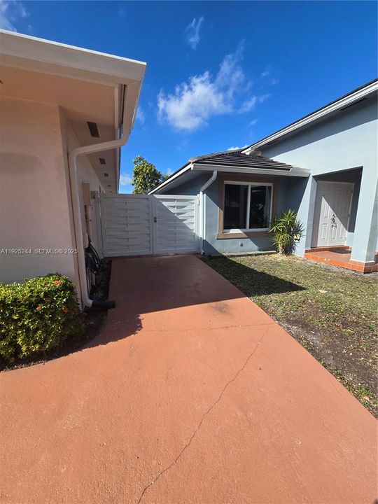 Active With Contract: $3,500 (3 beds, 2 baths, 1561 Square Feet)