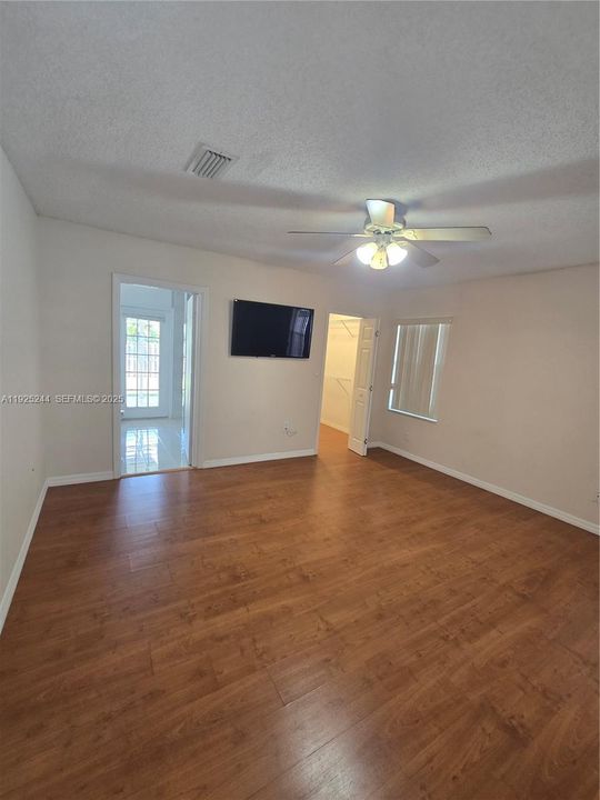 Active With Contract: $3,500 (3 beds, 2 baths, 1561 Square Feet)