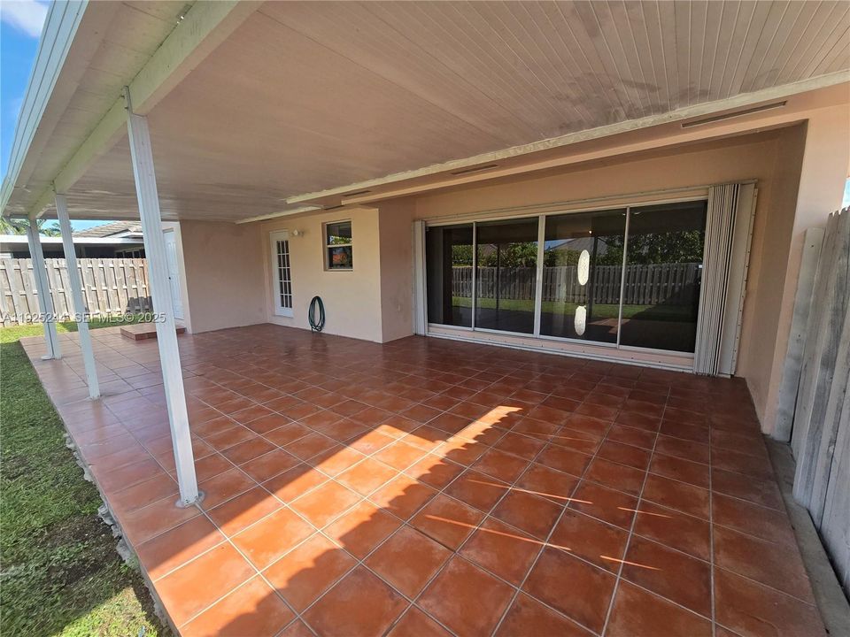 Active With Contract: $3,500 (3 beds, 2 baths, 1561 Square Feet)