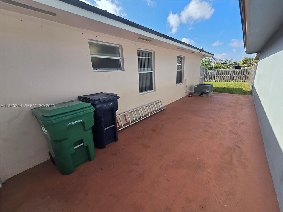 Active With Contract: $3,500 (3 beds, 2 baths, 1561 Square Feet)